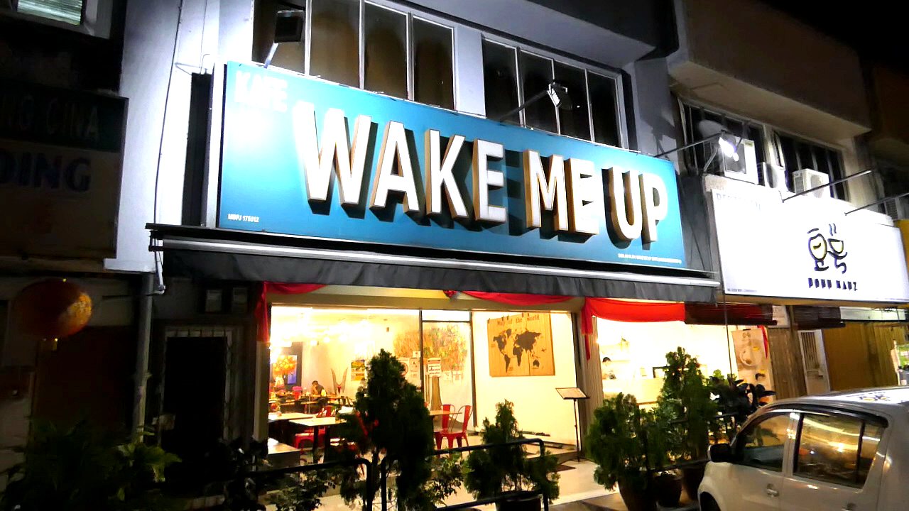 Warm inviting Kopitiam atmosphere at Kafe Wake Me Up